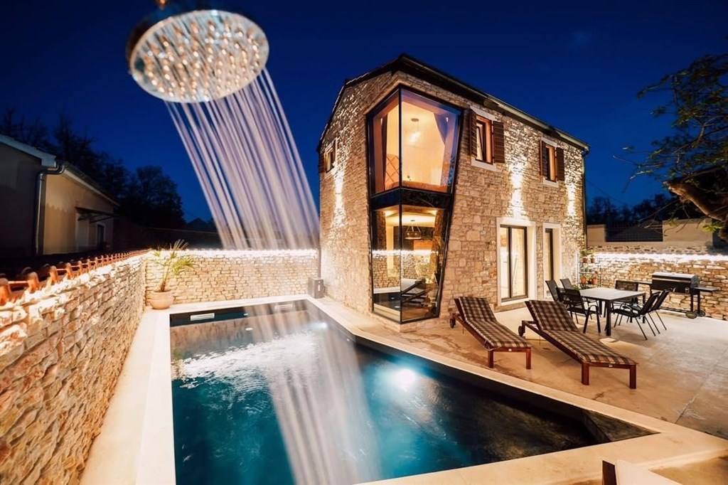 stylovy-kamenny-dum-s-bazenem-nedaleko-more-privlaka-chorvatsko