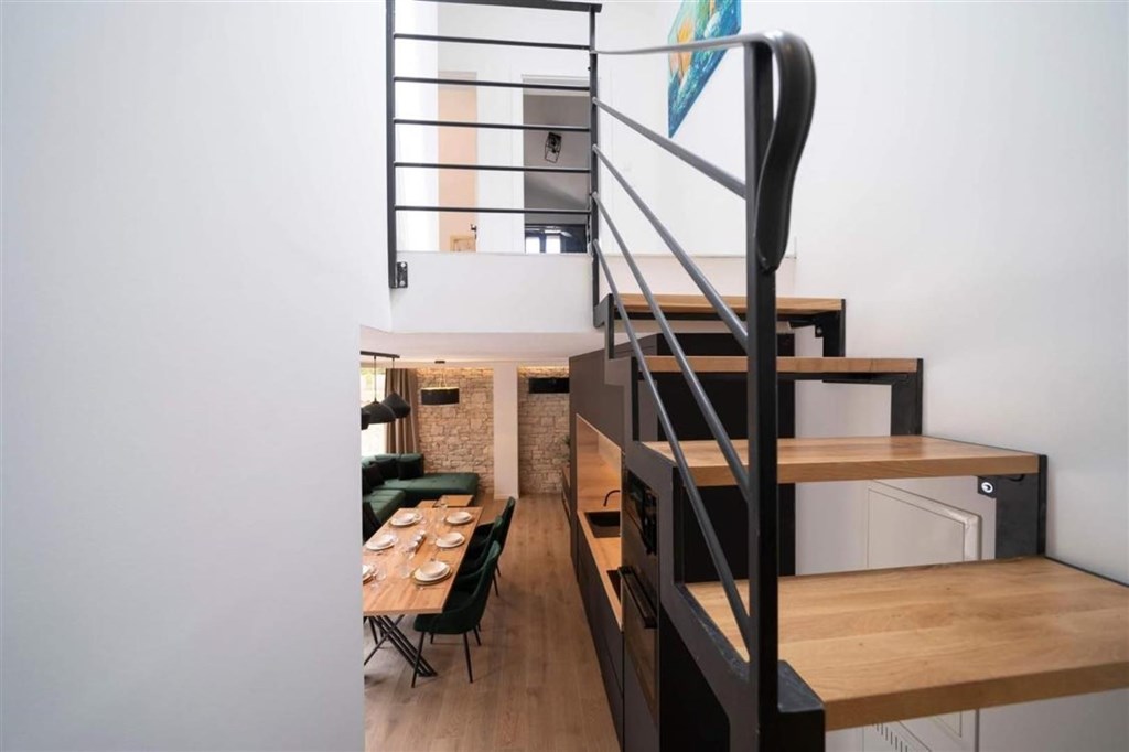 stylovy-kamenny-dum-s-bazenem-nedaleko-more-privlaka-chorvatsko