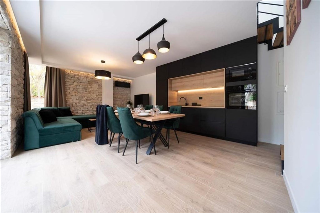 stylovy-kamenny-dum-s-bazenem-nedaleko-more-privlaka-chorvatsko