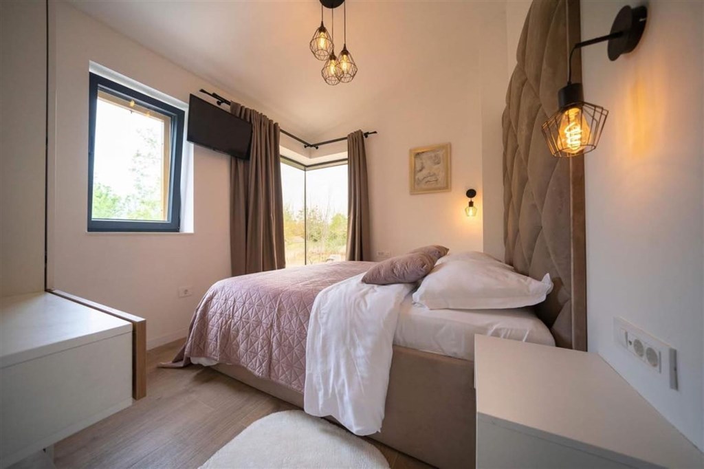 stylovy-kamenny-dum-s-bazenem-nedaleko-more-privlaka-chorvatsko