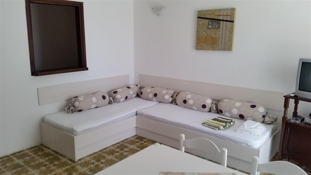 apartmanovy-dum-jen-100-m-od-more-pag-chorvatsko