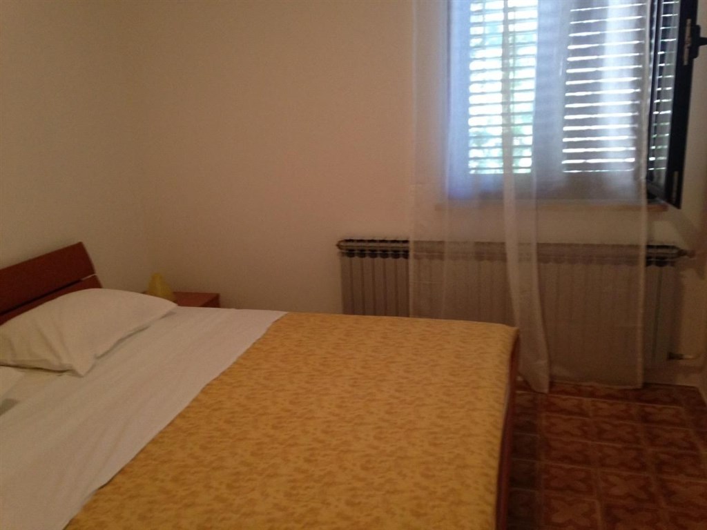 apartmanovy-dum-jen-100-m-od-more-pag-chorvatsko
