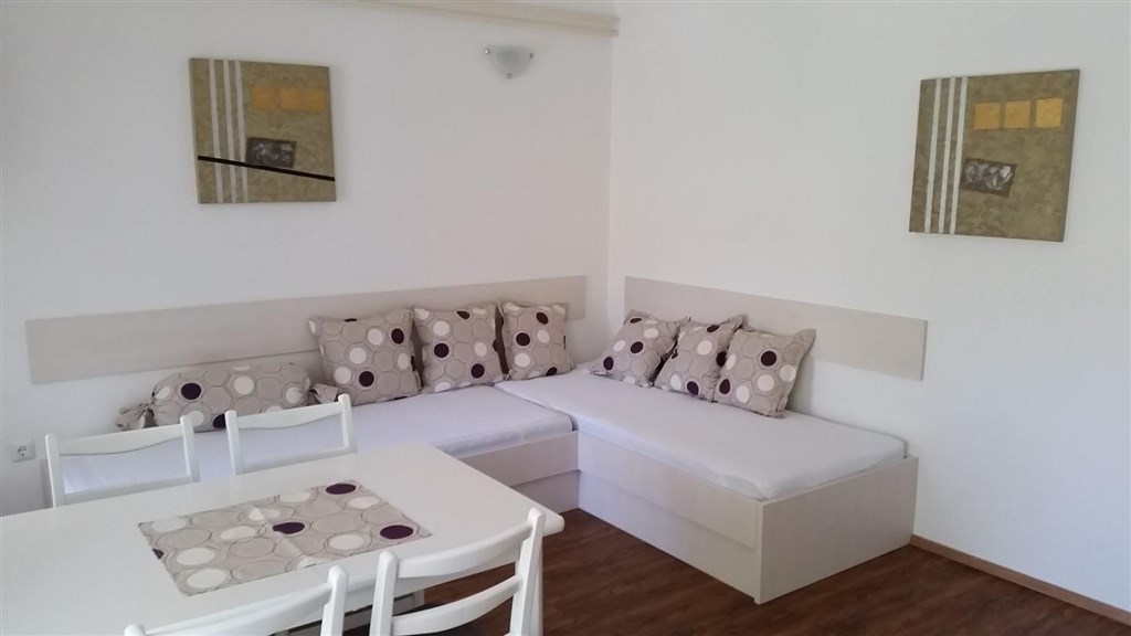 apartmanovy-dum-jen-100-m-od-more-pag-chorvatsko