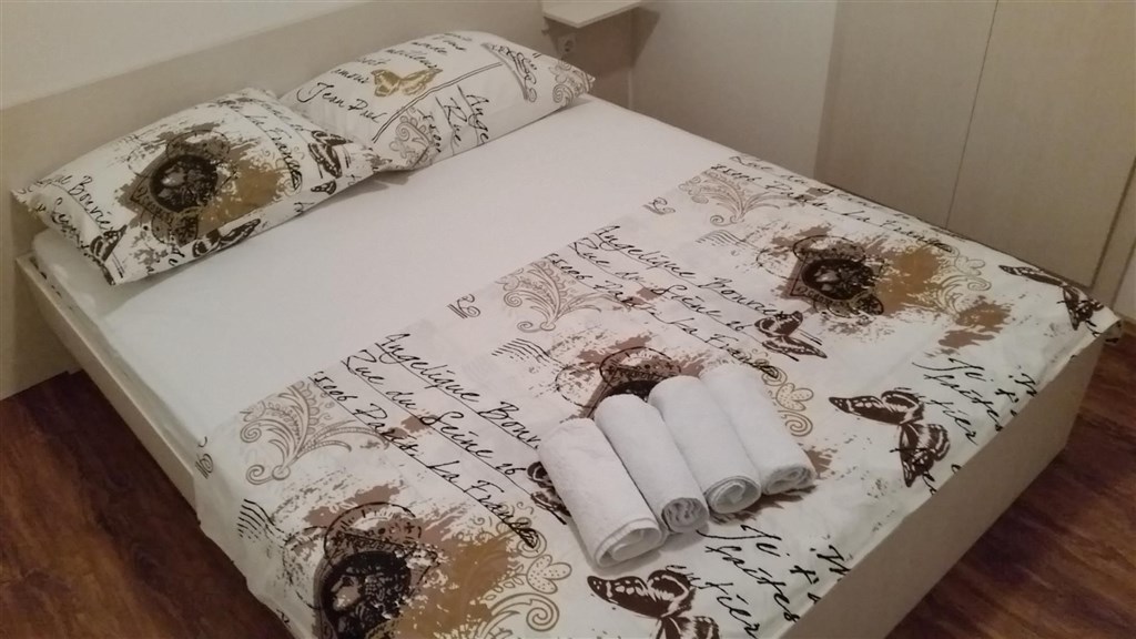 apartmanovy-dum-jen-100-m-od-more-pag-chorvatsko