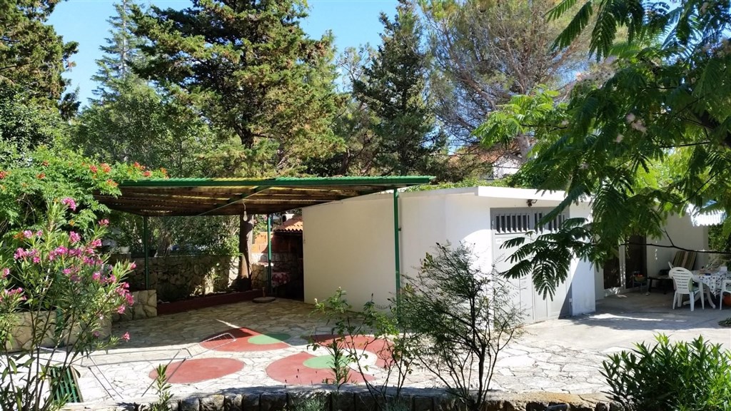 apartmanovy-dum-jen-100-m-od-more-pag-chorvatsko