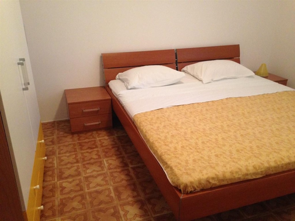 apartmanovy-dum-jen-100-m-od-more-pag-chorvatsko