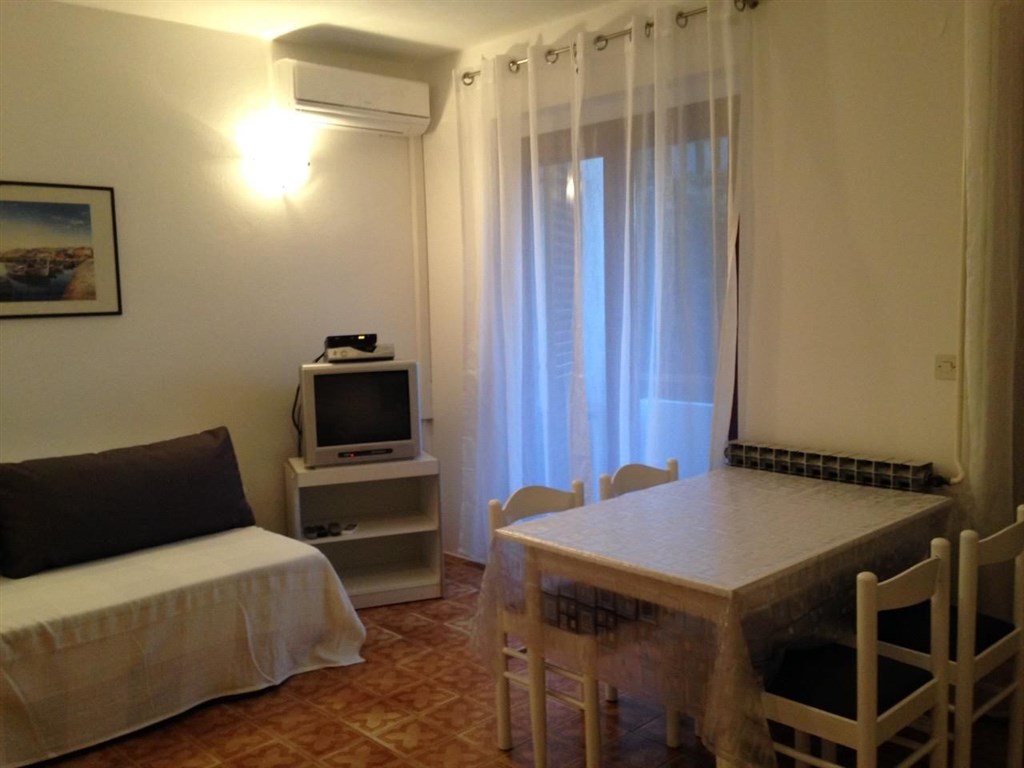 apartmanovy-dum-jen-100-m-od-more-pag-chorvatsko