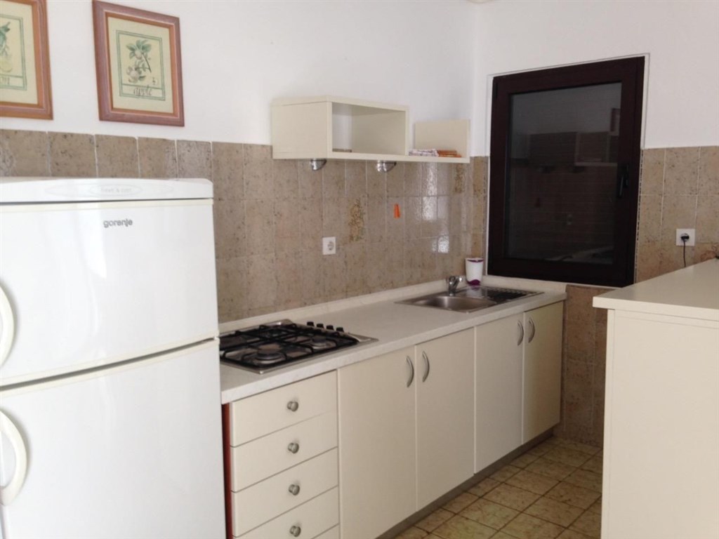 apartmanovy-dum-jen-100-m-od-more-pag-chorvatsko