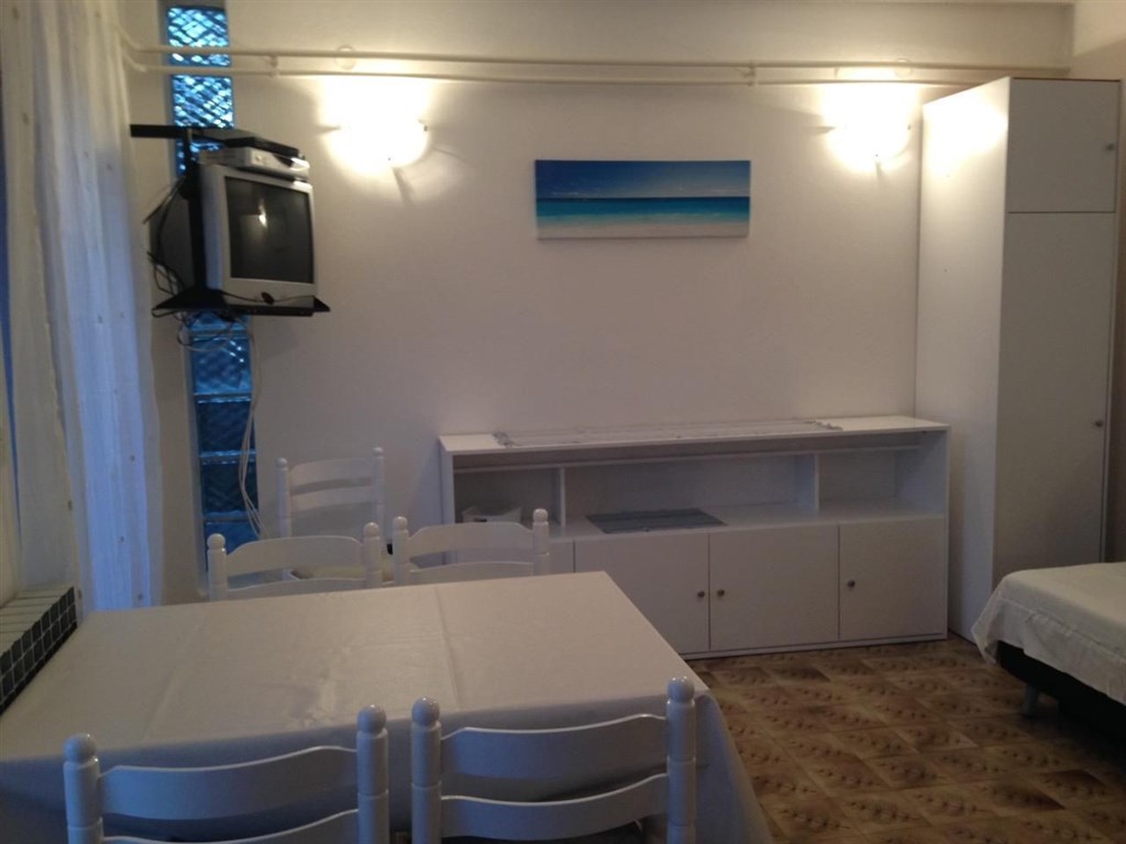 apartmanovy-dum-jen-100-m-od-more-pag-chorvatsko