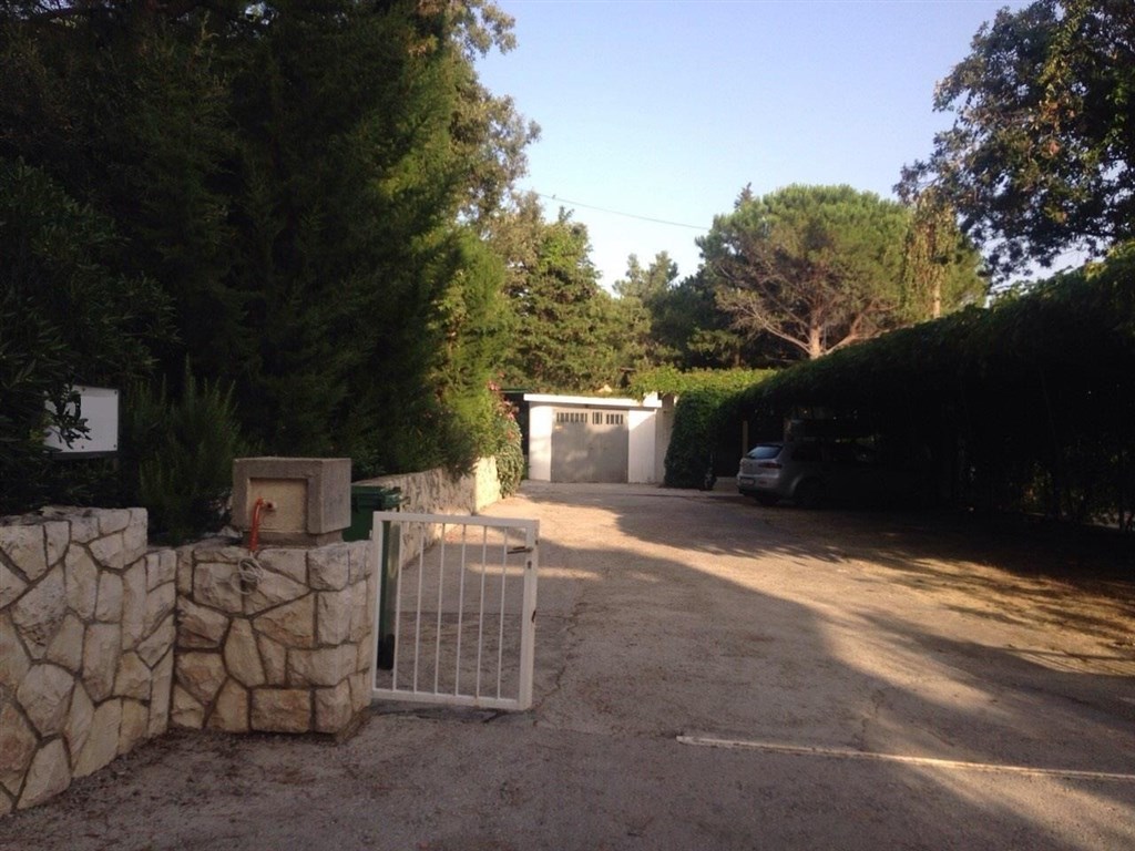 apartmanovy-dum-jen-100-m-od-more-pag-chorvatsko