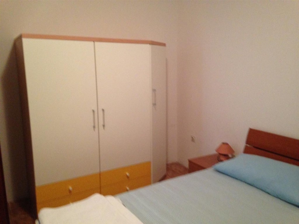 apartmanovy-dum-jen-100-m-od-more-pag-chorvatsko