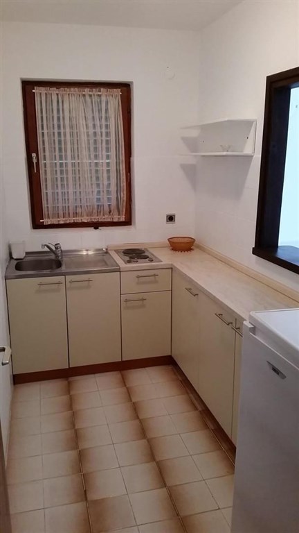 apartmanovy-dum-jen-100-m-od-more-pag-chorvatsko