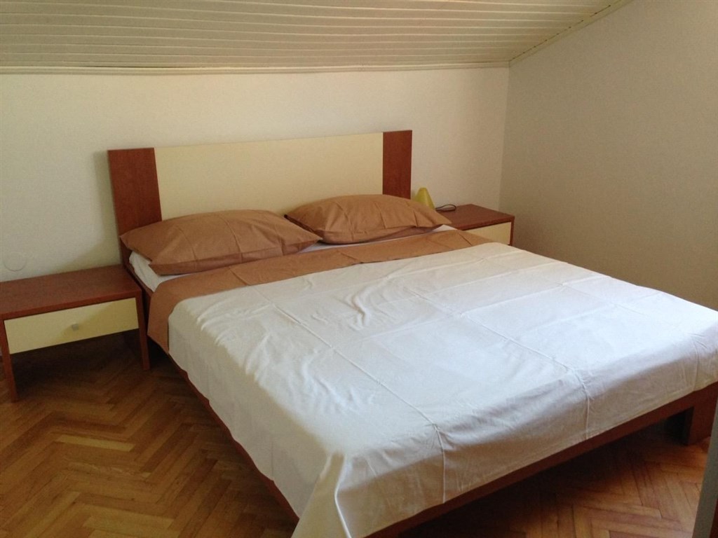 apartmanovy-dum-jen-100-m-od-more-pag-chorvatsko