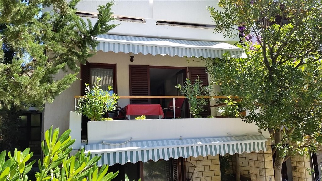 apartmanovy-dum-jen-100-m-od-more-pag-chorvatsko