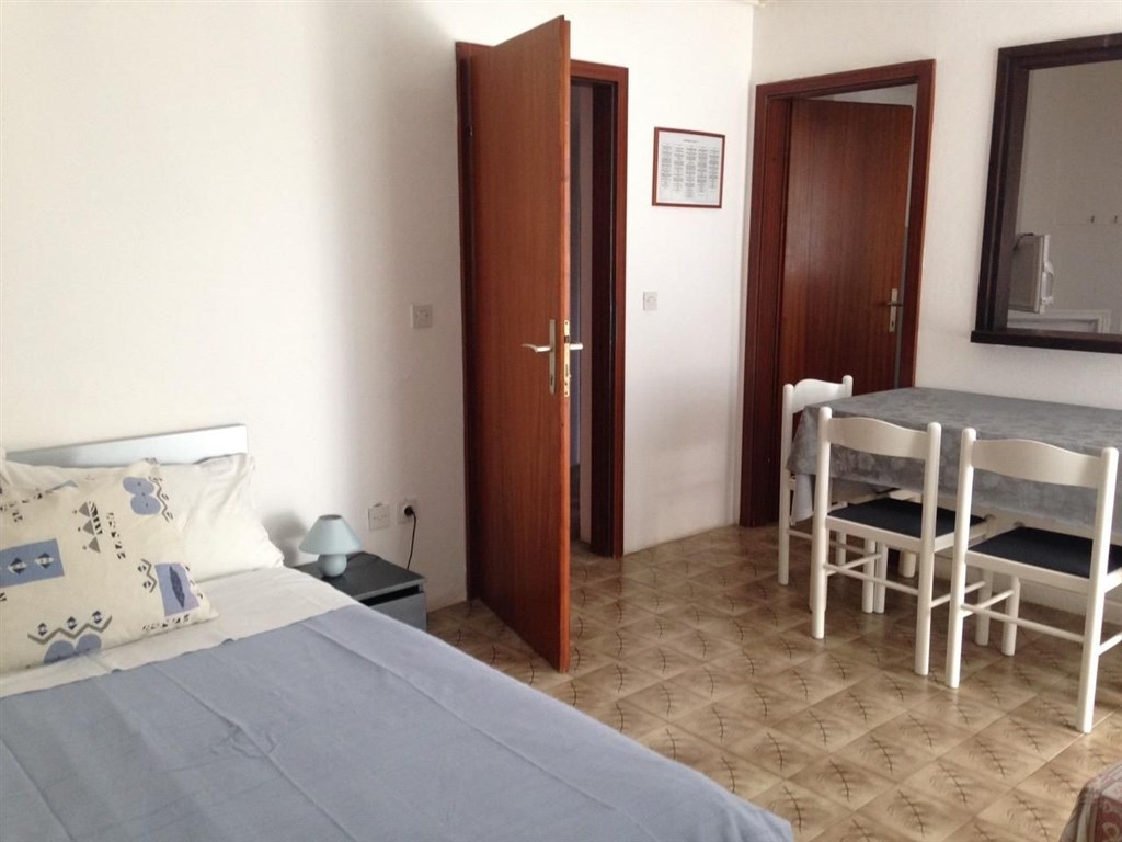 apartmanovy-dum-jen-100-m-od-more-pag-chorvatsko