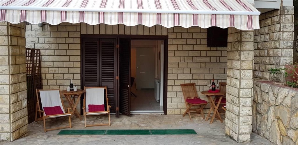 apartmanovy-dum-jen-100-m-od-more-pag-chorvatsko