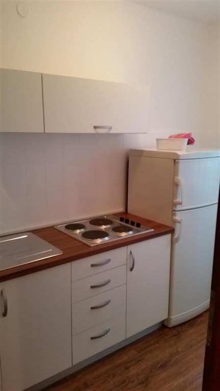 apartmanovy-dum-jen-100-m-od-more-pag-chorvatsko