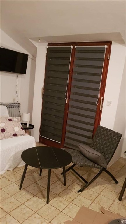 apartmanovy-dum-jen-100-m-od-more-pag-chorvatsko