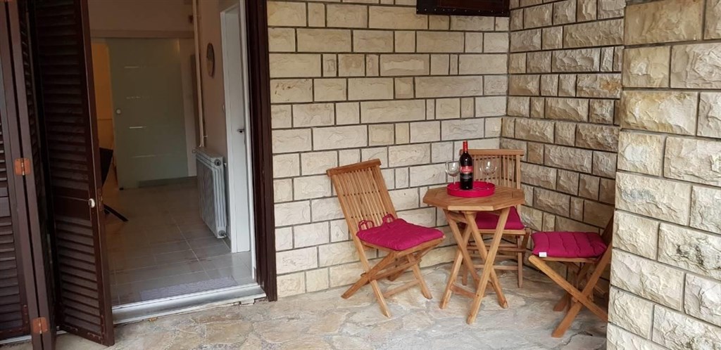 apartmanovy-dum-jen-100-m-od-more-pag-chorvatsko