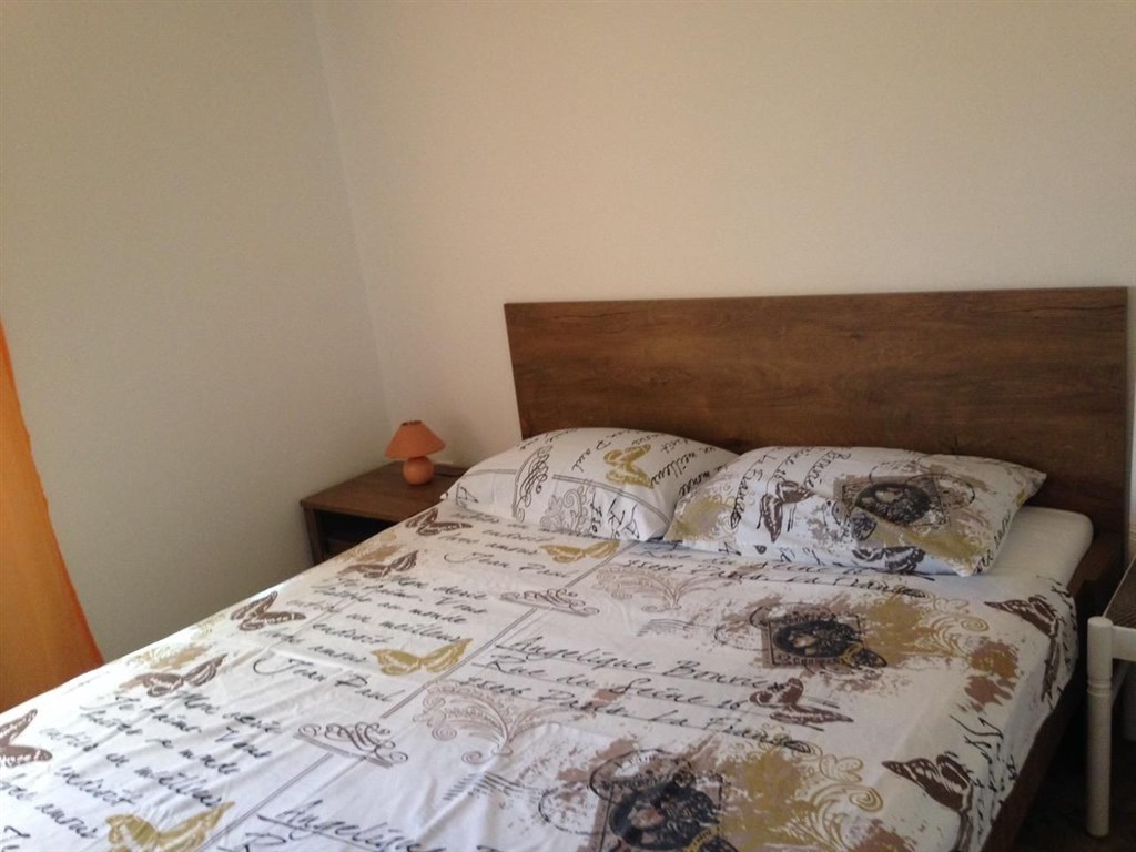 apartmanovy-dum-jen-100-m-od-more-pag-chorvatsko