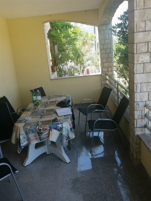 na-prodej-rodinny-dum-se-zahradou-a-blizko-more-pag-chorvatsko