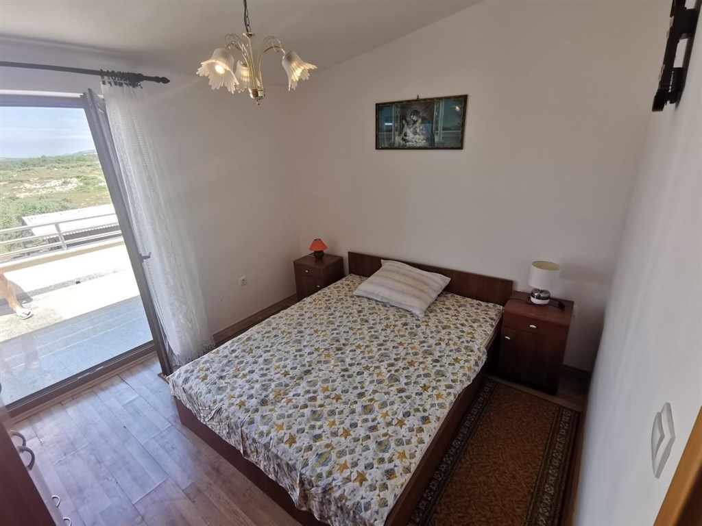 na-prodej-rodinny-dum-se-zahradou-a-blizko-more-pag-chorvatsko