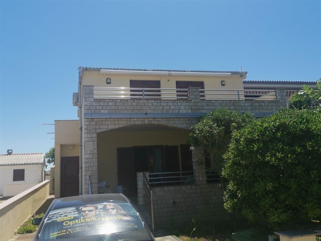 na-prodej-rodinny-dum-se-zahradou-a-blizko-more-pag-chorvatsko