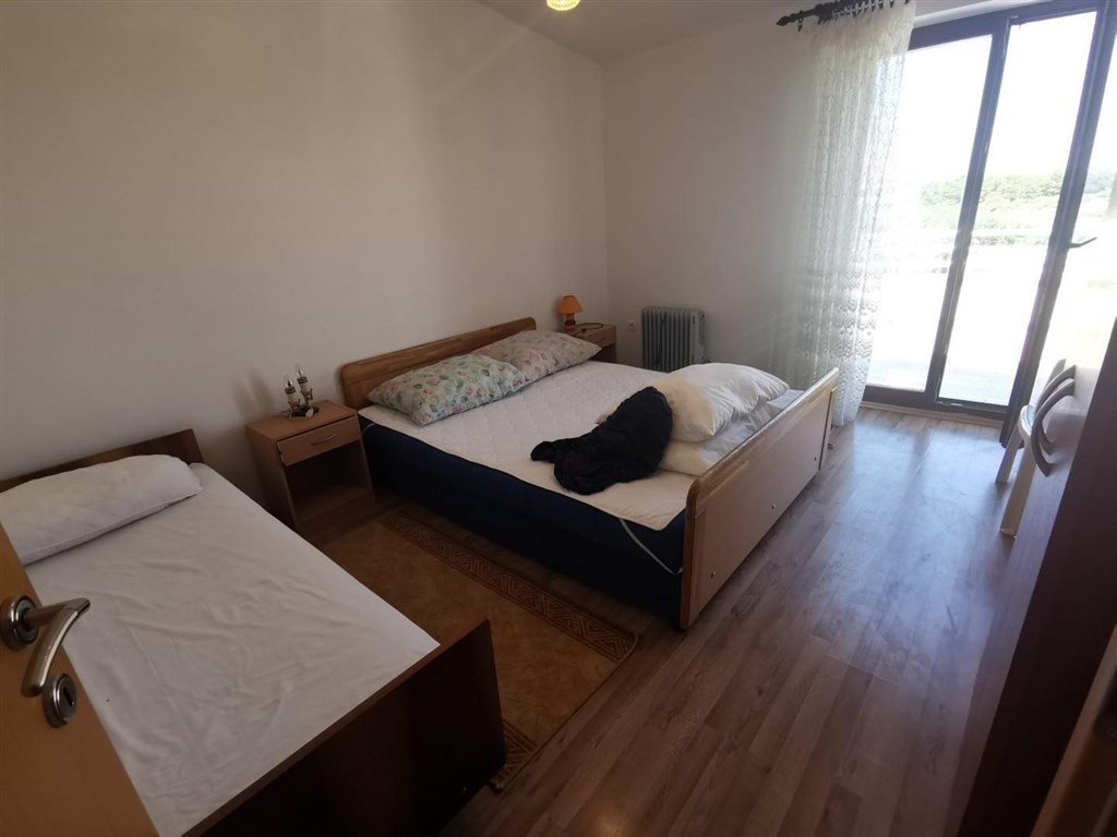 na-prodej-rodinny-dum-se-zahradou-a-blizko-more-pag-chorvatsko