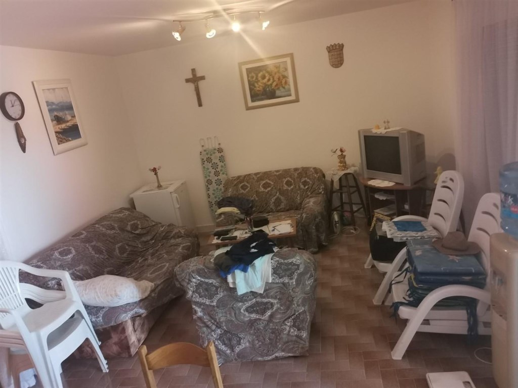 na-prodej-rodinny-dum-se-zahradou-a-blizko-more-pag-chorvatsko