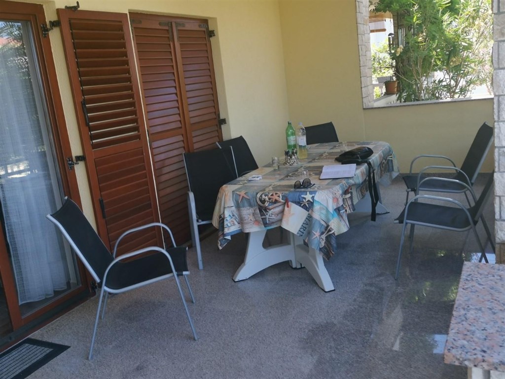 na-prodej-rodinny-dum-se-zahradou-a-blizko-more-pag-chorvatsko