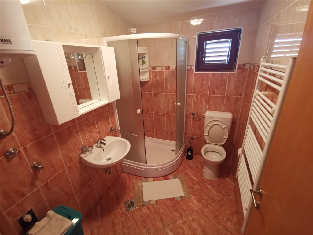 na-prodej-rodinny-dum-se-zahradou-a-blizko-more-pag-chorvatsko