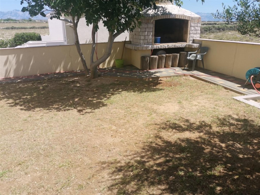 na-prodej-rodinny-dum-se-zahradou-a-blizko-more-pag-chorvatsko