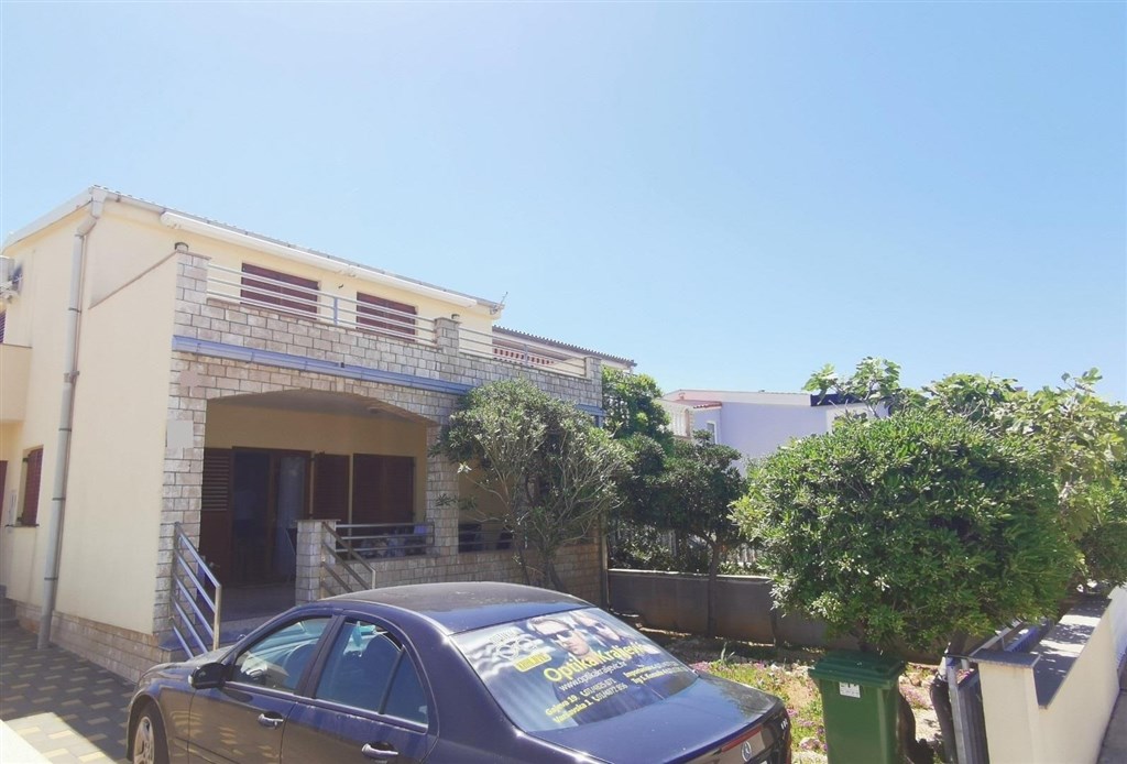 na-prodej-rodinny-dum-se-zahradou-a-blizko-more-pag-chorvatsko