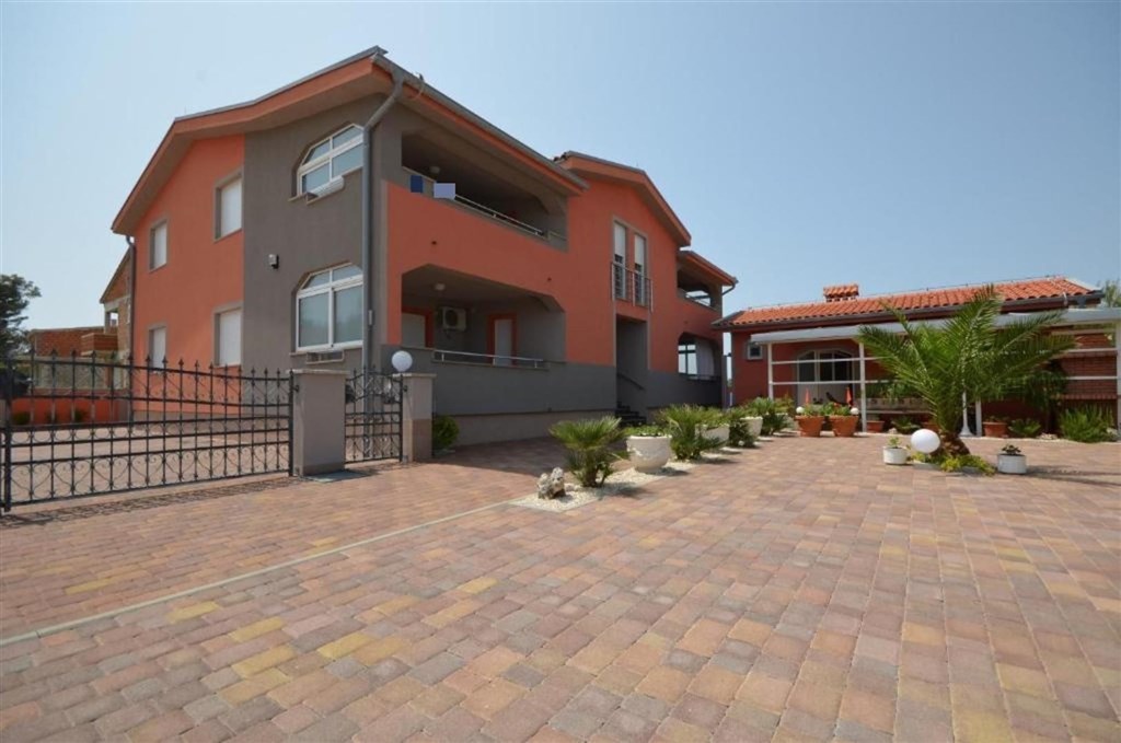 apartmanovy-dum-jen-200-m-od-more-vir-chorvatsko
