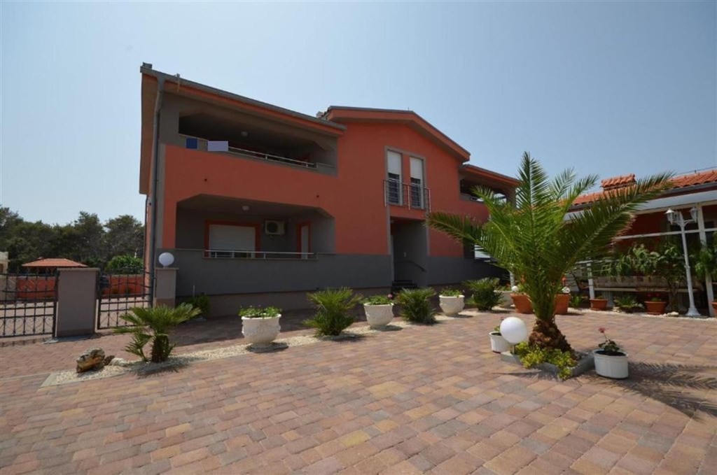apartmanovy-dum-jen-200-m-od-more-vir-chorvatsko