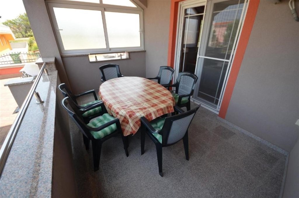 apartmanovy-dum-jen-200-m-od-more-vir-chorvatsko