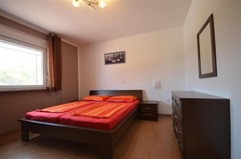 apartmanovy-dum-jen-200-m-od-more-vir-chorvatsko