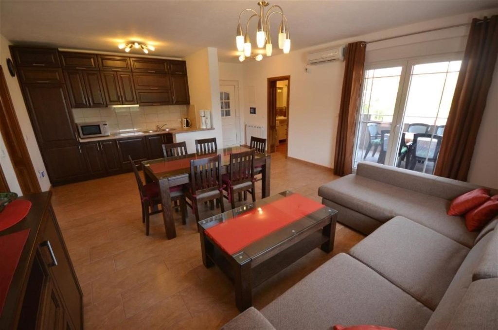 apartmanovy-dum-jen-200-m-od-more-vir-chorvatsko