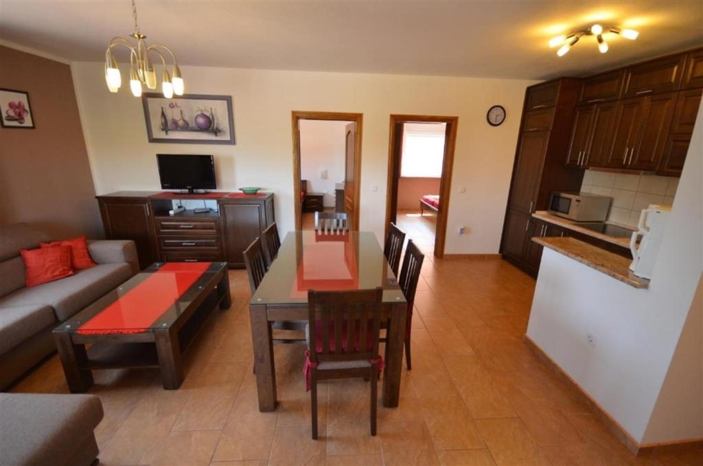 apartmanovy-dum-jen-200-m-od-more-vir-chorvatsko