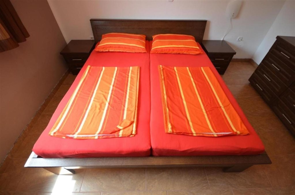 apartmanovy-dum-jen-200-m-od-more-vir-chorvatsko