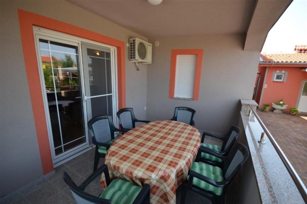 apartmanovy-dum-jen-200-m-od-more-vir-chorvatsko