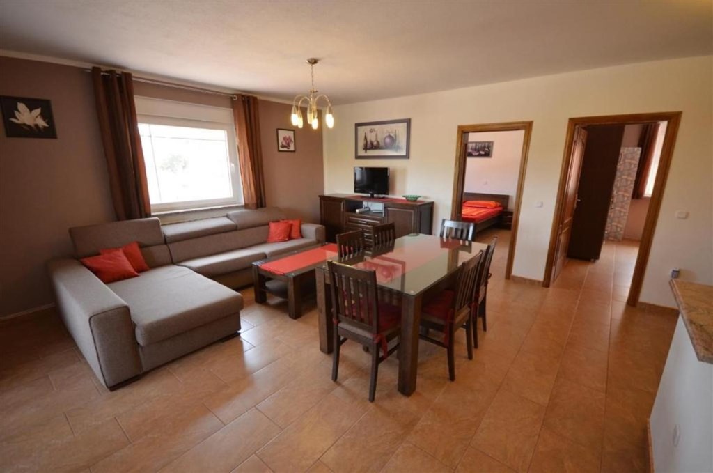 apartmanovy-dum-jen-200-m-od-more-vir-chorvatsko