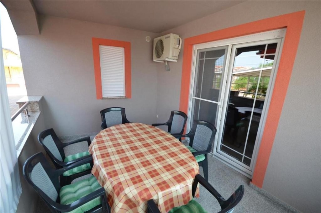 apartmanovy-dum-jen-200-m-od-more-vir-chorvatsko