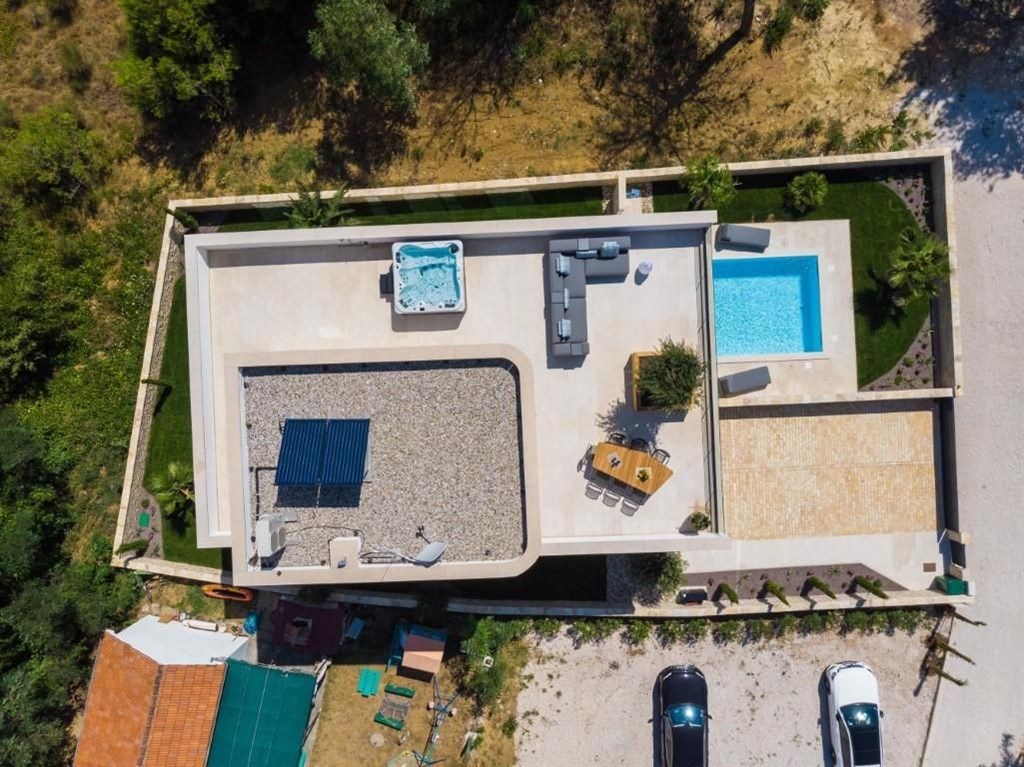 na-prodej-vila-ve-2-rade-od-more-ljubac-chorvatsko