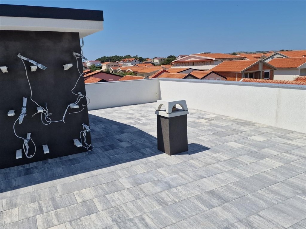 na-prodej-apartmanovy-dum-jen-70-m-od-more-vir-chorvatsko