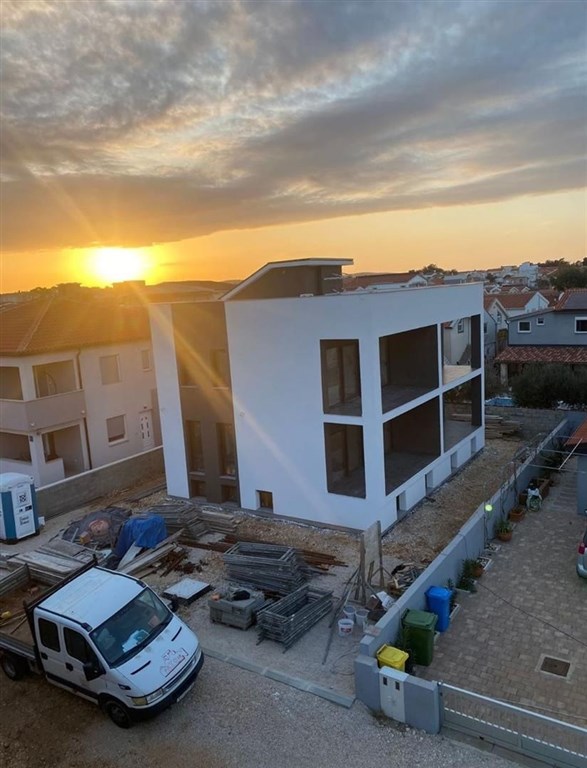 na-prodej-apartmanovy-dum-jen-70-m-od-more-vir-chorvatsko