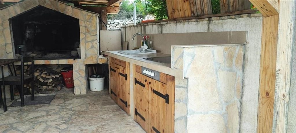 na-prodej-apartmanovy-dum-s-vyhledem-na-more-maslenica-chorvatsko