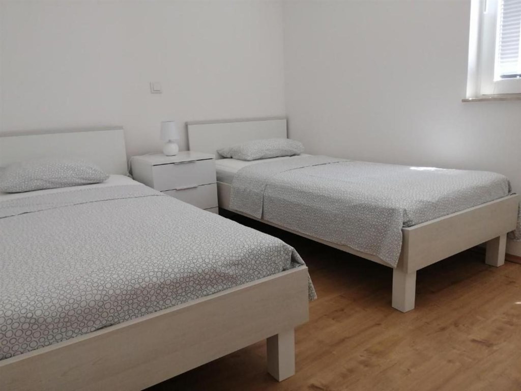 na-prodej-apartmanovy-dum-s-vyhledem-na-more-maslenica-chorvatsko