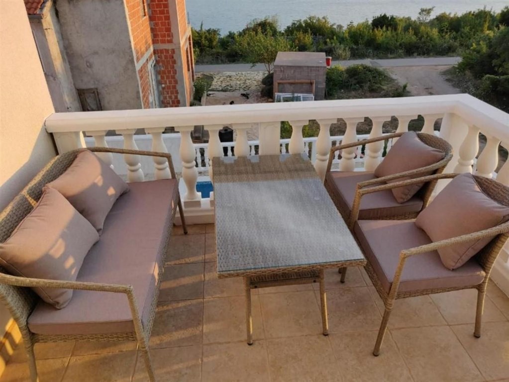 na-prodej-apartmanovy-dum-s-vyhledem-na-more-maslenica-chorvatsko