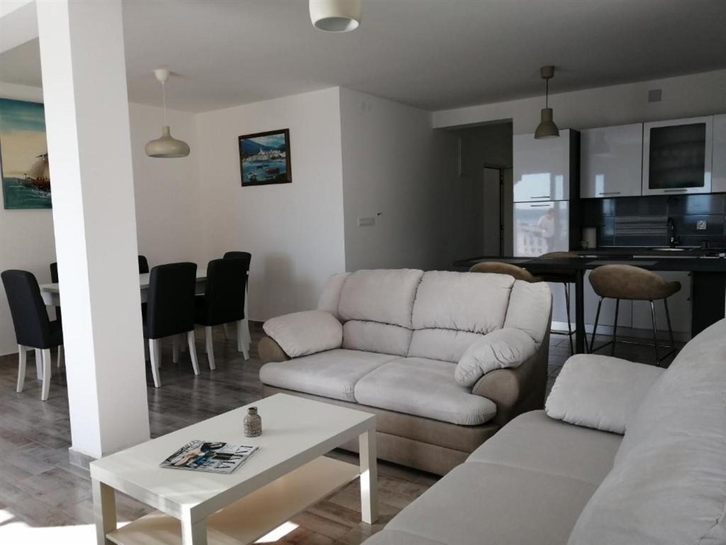 na-prodej-apartmanovy-dum-s-vyhledem-na-more-maslenica-chorvatsko